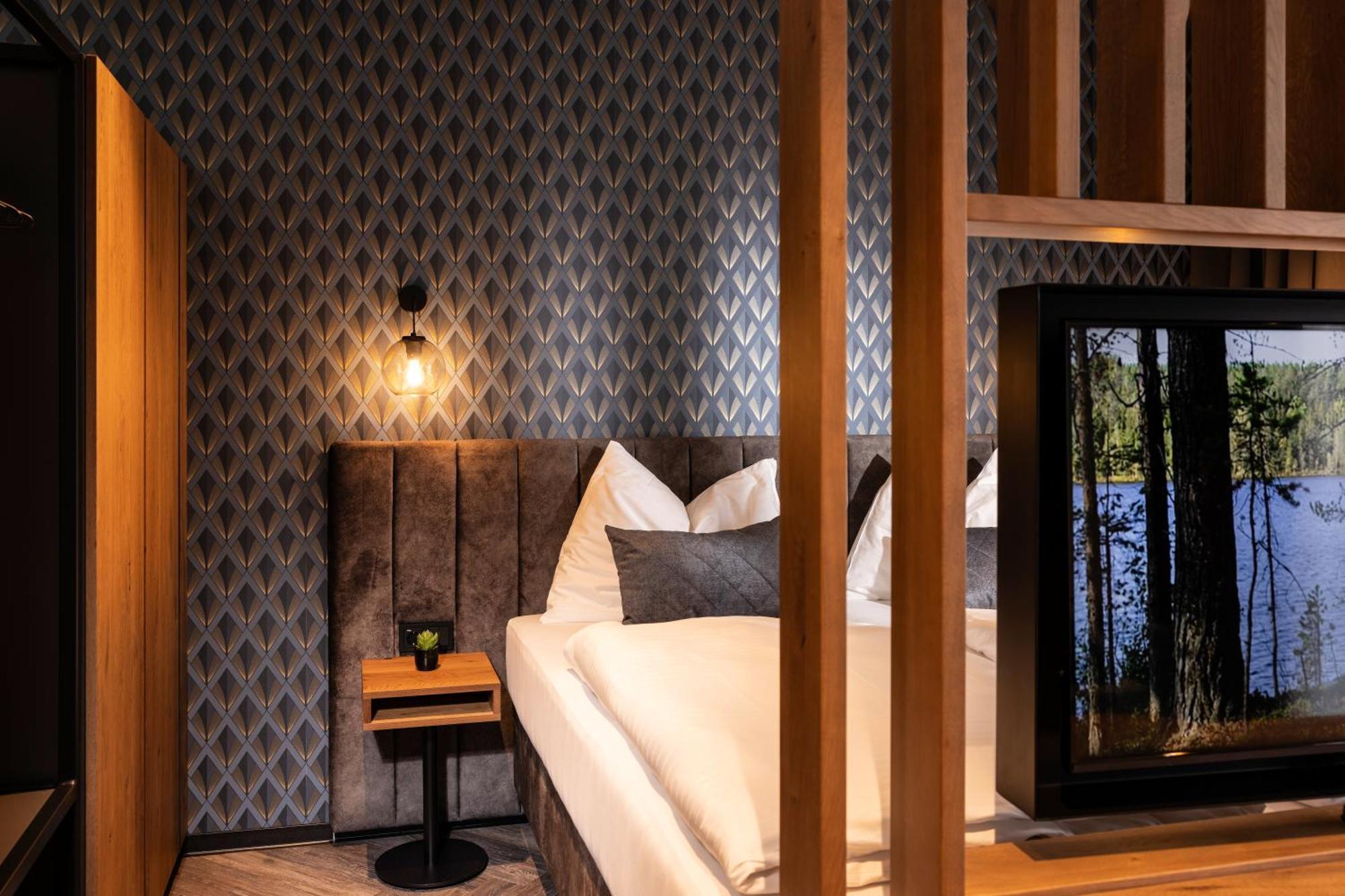 Eggelsberg Zeit Und Raum Hotel - Self Check-In المظهر الخارجي الصورة